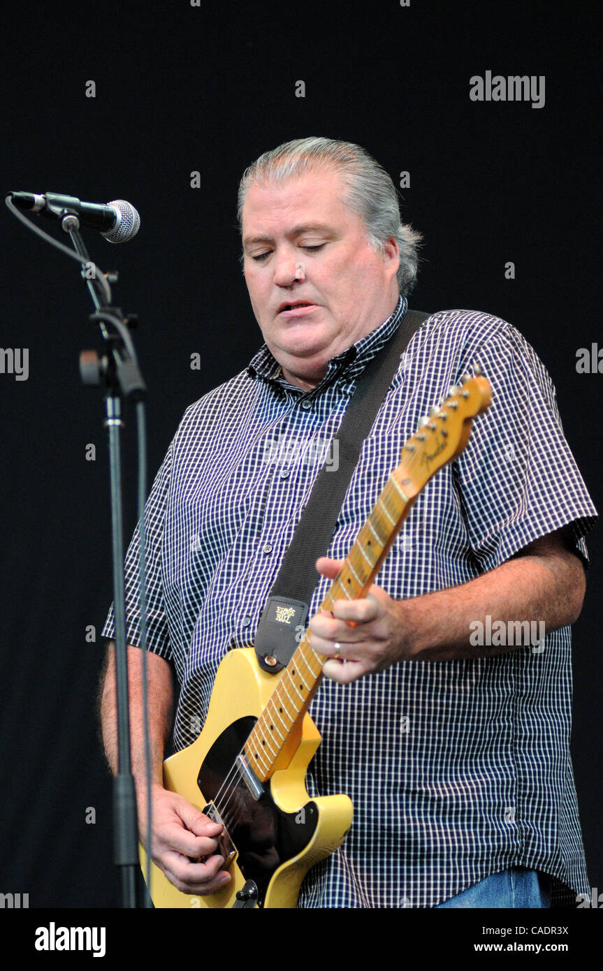 David Hidalgo de Los Lobos la bande effectue un spectacle en direct au Santa Barbara County Bowl comme l'acte d'ouverture pour le Steve Miller Band à Santa Barbara, CA. le 10 juillet 2010.(Image Crédit : © John Pyle/Cal/ZUMApress.com) Media Sport Banque D'Images