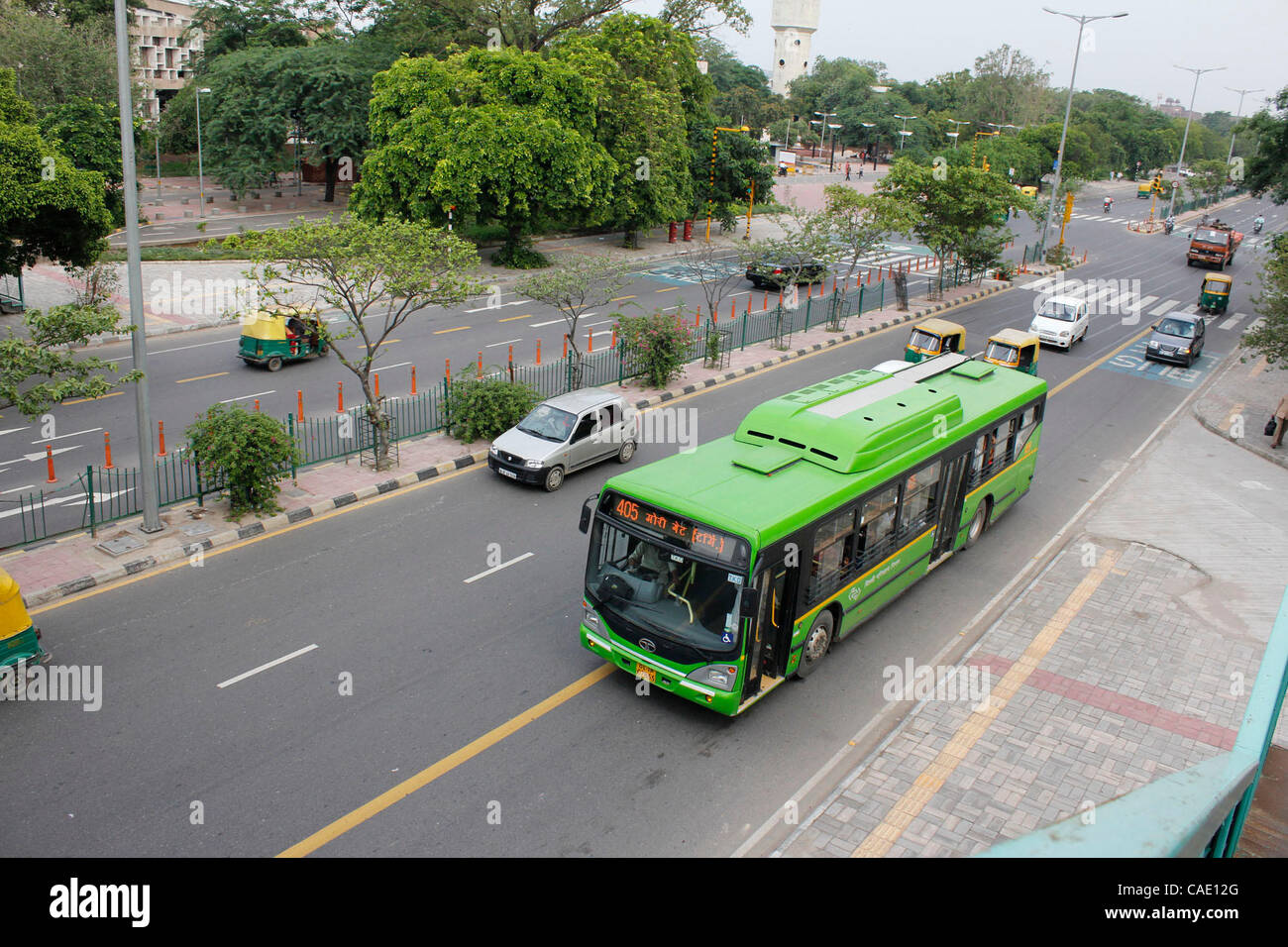 Août 02, 2010 - New Delhi, Inde - New Delhi les bus du gouvernement, appelé Tata bus Marco Polo, sont gérées par une organisation appelée Delhi Transport Corporation (DTC). Les rouges sont climatisées, les verts ne sont pas. Tous ont des portes coulissantes automatiques contrôlés par les pilotes avec de grandes fenêtres et Banque D'Images