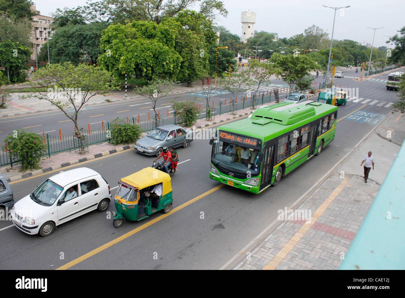 Août 02, 2010 - New Delhi, Inde - New Delhi les bus du gouvernement, appelé Tata bus Marco Polo, sont gérées par une organisation appelée Delhi Transport Corporation (DTC). Les rouges sont climatisées, les verts ne sont pas. Tous ont des portes coulissantes automatiques contrôlés par les pilotes avec de grandes fenêtres et Banque D'Images