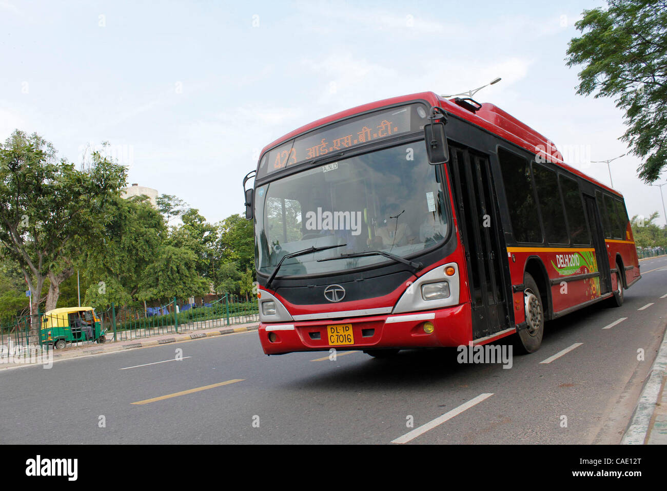 Août 02, 2010 - New Delhi, Inde - New Delhi les bus du gouvernement, appelé Tata bus Marco Polo, sont gérées par une organisation appelée Delhi Transport Corporation (DTC). Les rouges sont climatisées, les verts ne sont pas. Tous ont des portes coulissantes automatiques contrôlés par les pilotes avec de grandes fenêtres et Banque D'Images