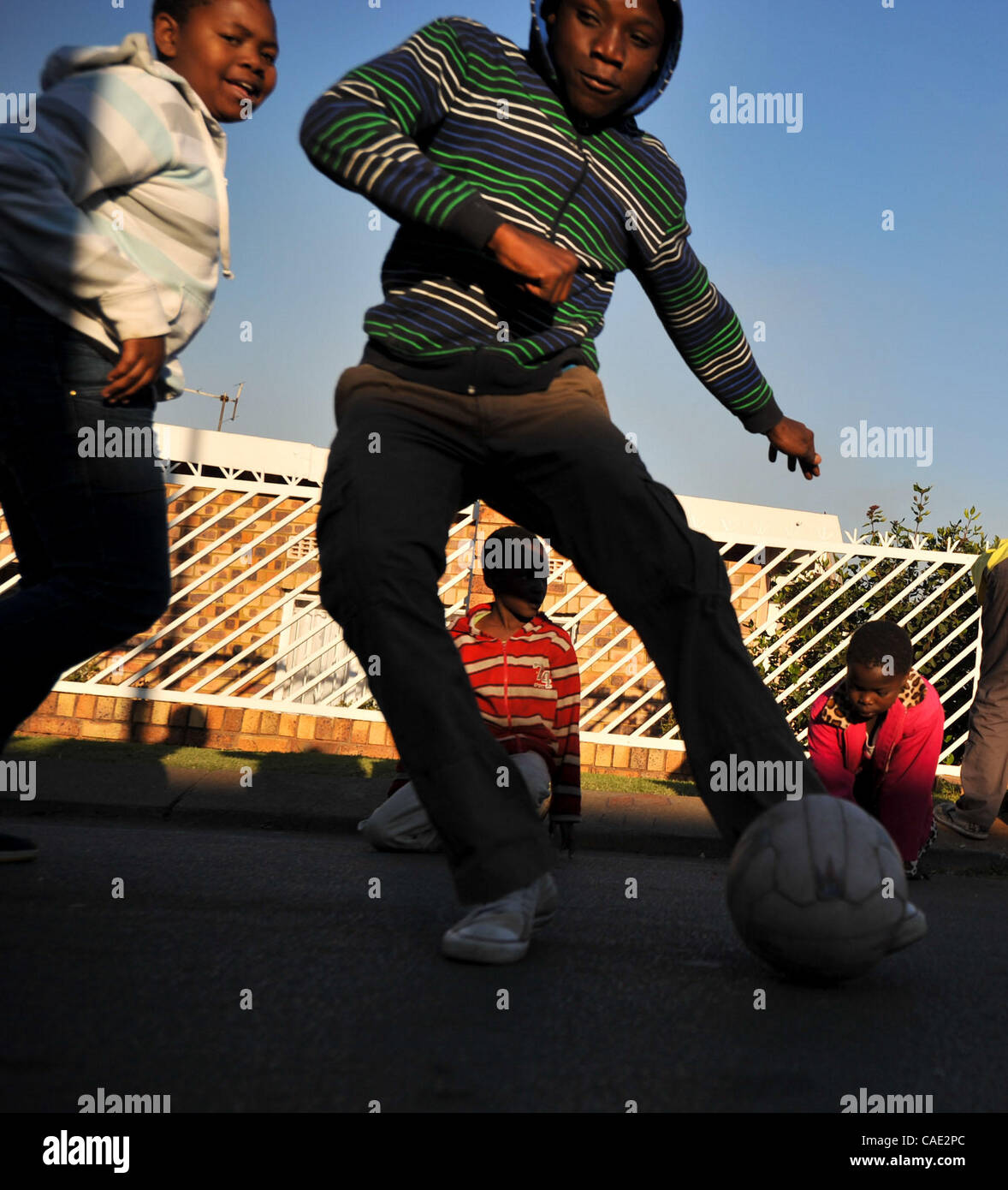 Juin 06, 2010 - Johannesburg, Gauteng, Afrique du Sud - les enfants jouer au football près de chez eux, le dimanche 6 juin 2010 dans le township de Soweto de Johannesburg, Afrique du Sud. (Crédit Image : © Mark Sobhani/ZUMApress.com) Banque D'Images