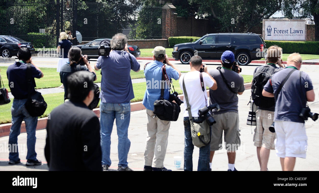 Juin 25,2010 - Glendale, Californie, USA. Les membres de la famille Jackson s'intégrer à Forest Lawn marquant le premier anniversaire de la mort de Michael Jackson s'il a été inhumé au Forest Lawn Glendale à Glendale CA. (Crédit Image : ©/ZUMApress.com) Blevins génique Banque D'Images