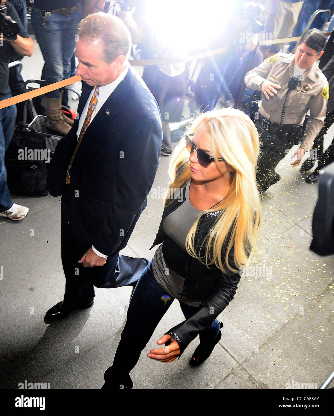 Juillet 20,2010. Los Angeles, Californie, USA. Lindsay Lohan arrive comme elle commence son emprisonnement pour une violation de probation au Beverly Hills courthouse mardi matin. Un juge a déterminé il y a deux semaines, que la ''Mean Girls'' star violé son épreuve par manque d'éducation de l'alcool 7 Banque D'Images