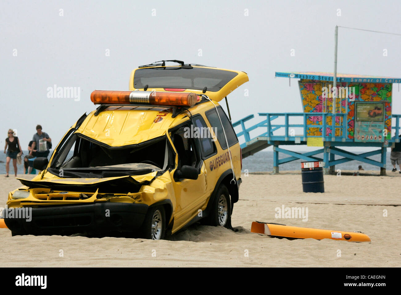 Juin 02, 2010 - Santa Monica, Californie, USA - un faux camion écrasé sauveteur sur la plage de Santa Monica. En fait, c'est un coup de publicité par Universal Studios Hollywood pour promouvoir la nouvelle attraction King Kong qui s'ouvre au début de juillet. L'ape sera la vedette dans King Kong 360 3D, conception d'une attraction Banque D'Images