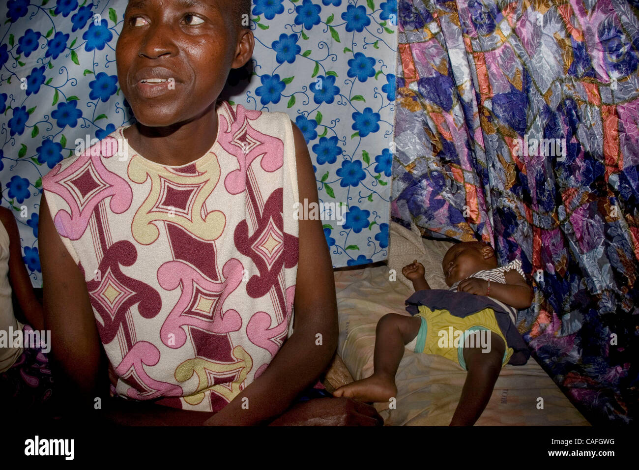 Grace Odek et famille de six sont parmi les 350 000 personnes déplacées par les élections contestées du Kenya entre le président Mwai Kibaki [ ] pour l'unité nationale du parti et chef de l'opposition Raila Odinga, le Mouvement démocratique Orange [ ] qui a conduit à la violence qui a tué plus de 1500 personnes. Elle et ses 8 mois ol Banque D'Images