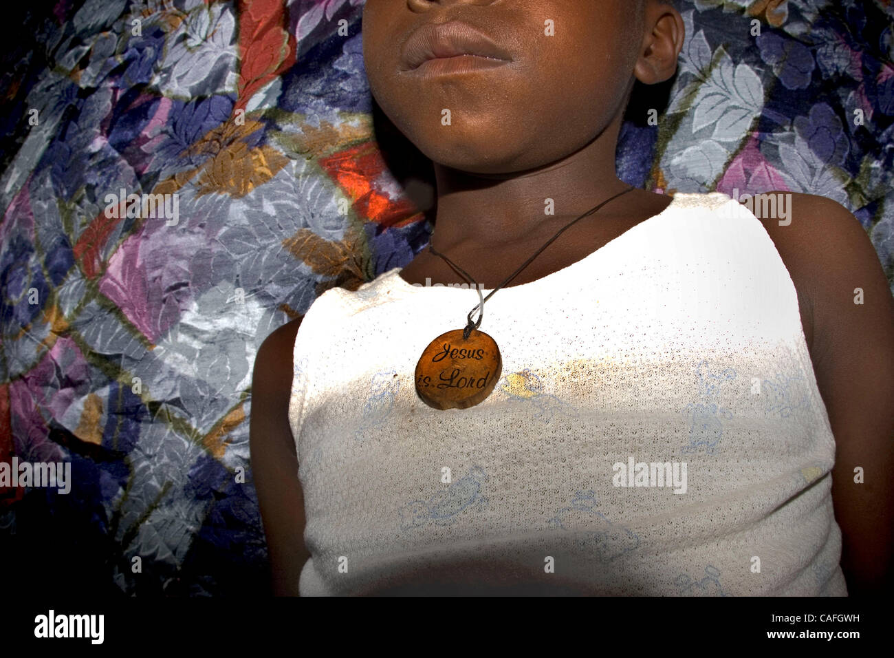 Grace Odek et famille de six sont parmi les 350 000 personnes déplacées par les élections contestées du Kenya entre le président Mwai Kibaki [ ] pour l'unité nationale du parti et chef de l'opposition Raila Odinga, le Mouvement démocratique Orange [ ] qui a conduit à la violence qui a tué plus de 1500 personnes. Elle et ses 8 mois ol Banque D'Images