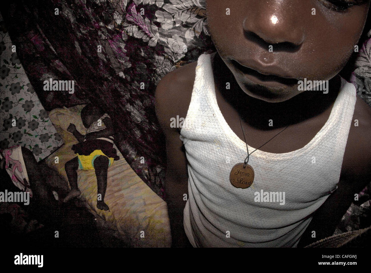 Grace Odek et famille de six sont parmi les 350 000 personnes déplacées par les élections contestées du Kenya entre le président Mwai Kibaki [ ] pour l'unité nationale du parti et chef de l'opposition Raila Odinga, le Mouvement démocratique Orange [ ] qui a conduit à la violence qui a tué plus de 1500 personnes. Elle et ses 8 mois ol Banque D'Images