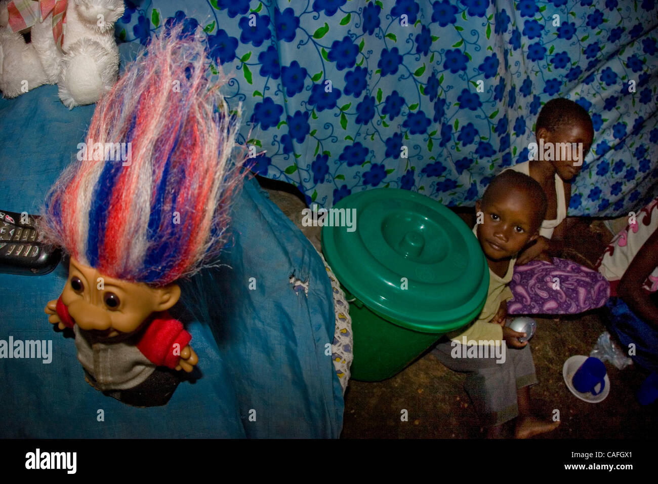 Grace Odek et famille de six sont parmi les 350 000 personnes déplacées par les élections contestées du Kenya entre le président Mwai Kibaki [ ] pour l'unité nationale du parti et chef de l'opposition Raila Odinga, le Mouvement démocratique Orange [ ] qui a conduit à la violence qui a tué plus de 1500 personnes. Elle et ses 8 mois ol Banque D'Images