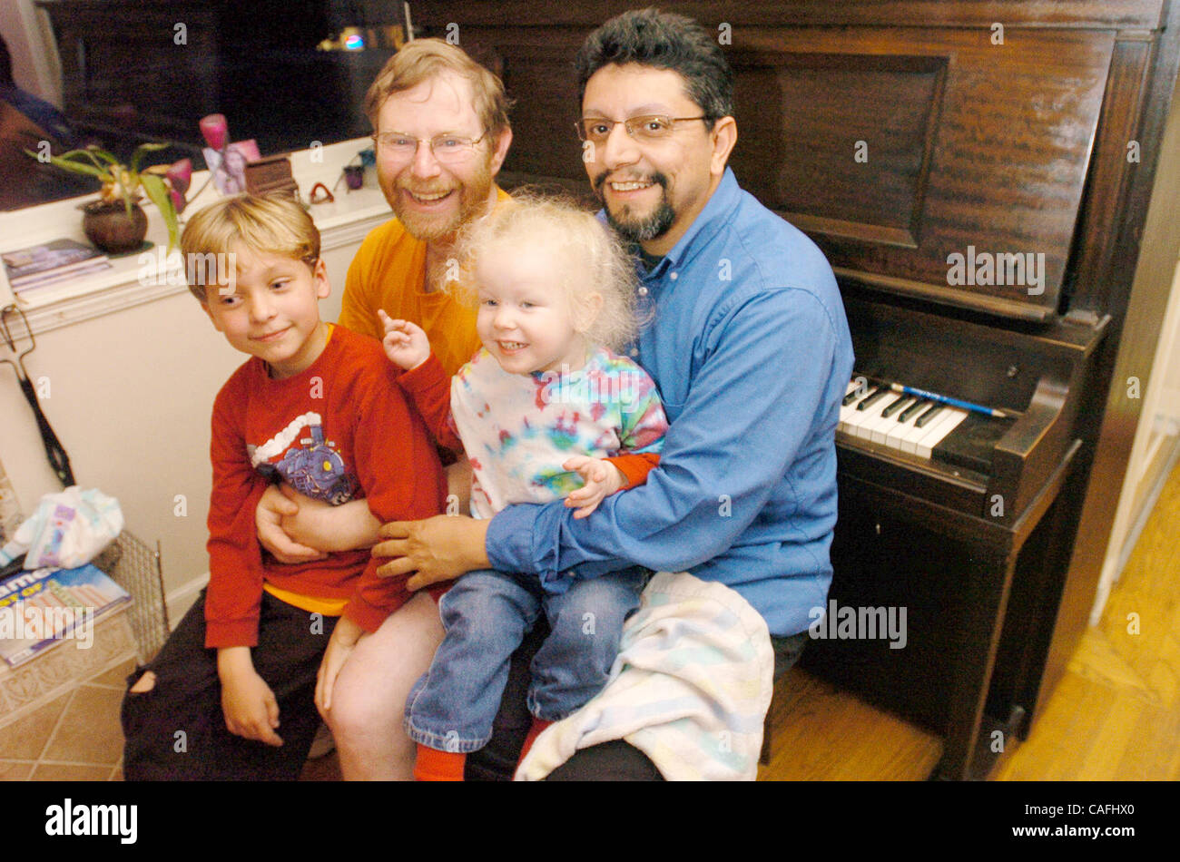 (L à r) Leland Traiman détient Julian, 8, et Stewart Blandon est titulaire d'Rosalinda, 2, comme ils sont assis par le piano de la famille dans leur maison le mercredi 27 février 2008 à Alameda, Californie Leland Traiman et Stewart Blandon se sont mariés à San Francisco il y a quatre ans maintenant et dire que la Cour suprême devrait ru Banque D'Images