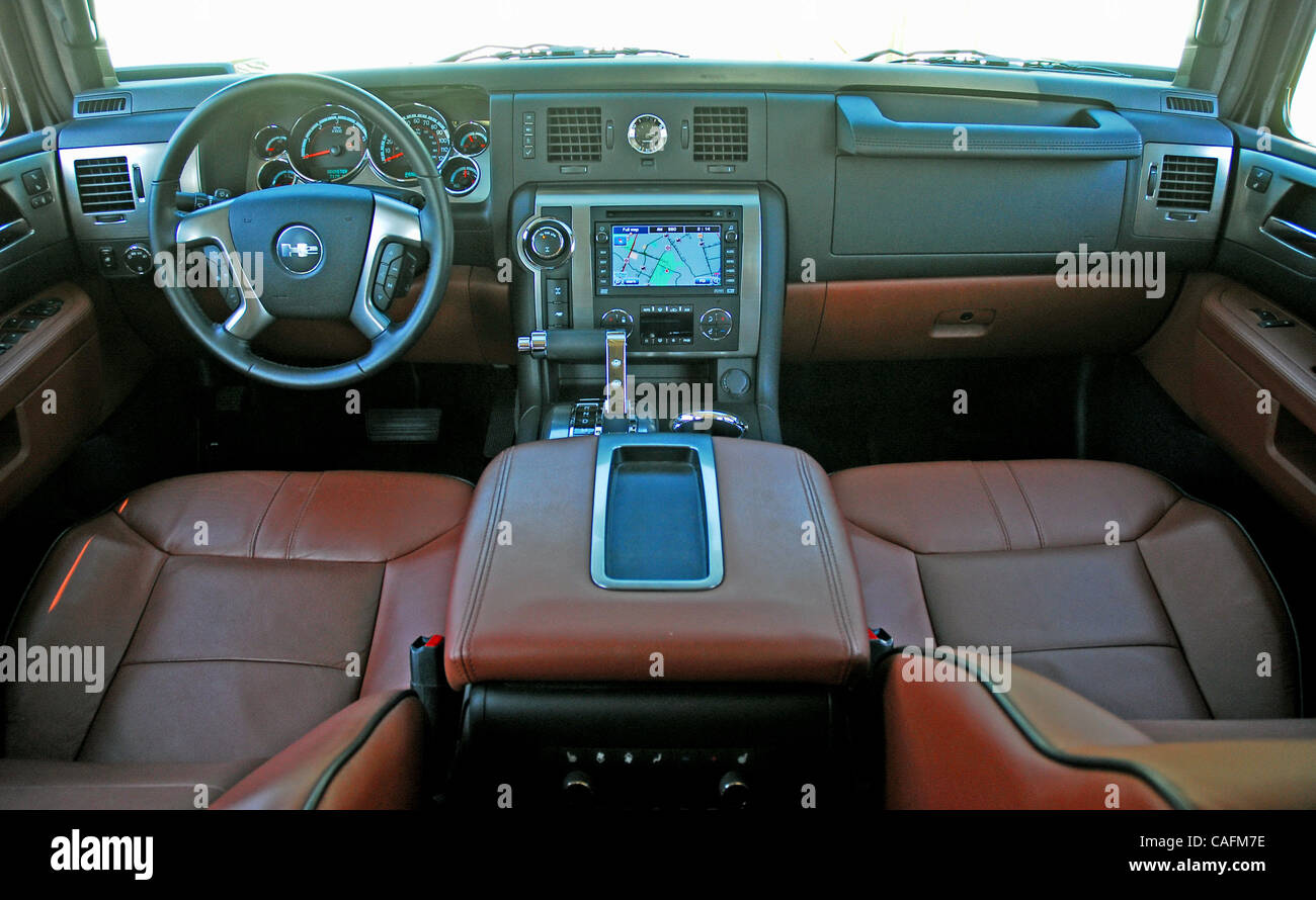 29 févr. 2008 - Los Angeles, Californie, USA - Le off-road warrior Hummer H2 rugit en 2008 avec un intérieur entièrement repensé qui combine les caractéristiques de luxe et de rendez-vous avec la robustesse légendaire Hummer. Sous le capot est un nouveau moteur plus puissant qui est couplé à une nouvelle, un changement en douceur, Banque D'Images