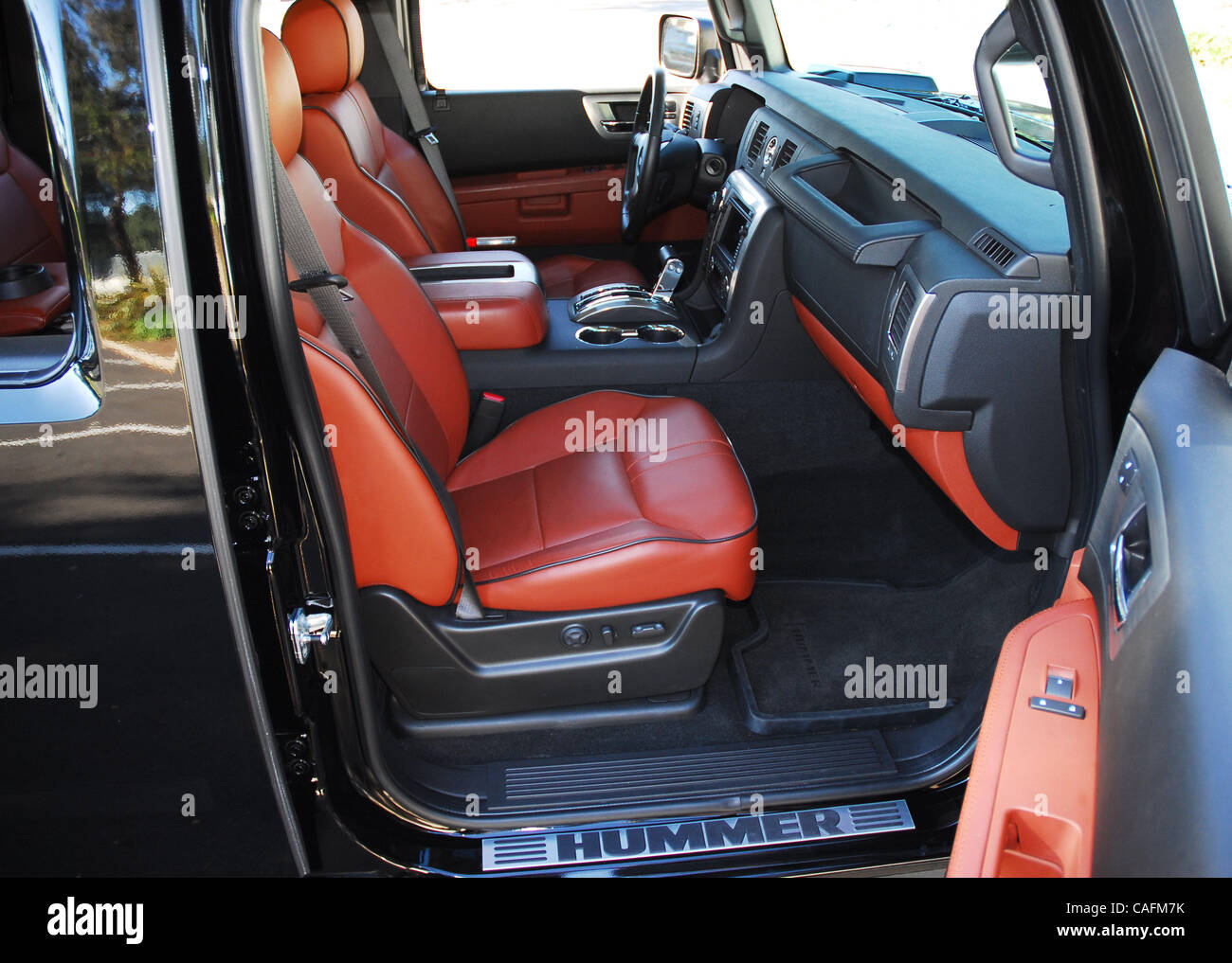 29 févr. 2008 - Los Angeles, Californie, USA - Le off-road warrior Hummer H2 rugit en 2008 avec un intérieur entièrement repensé qui combine les caractéristiques de luxe et de rendez-vous avec la robustesse légendaire Hummer. Sous le capot est un nouveau moteur plus puissant qui est couplé à une nouvelle, un changement en douceur, Banque D'Images