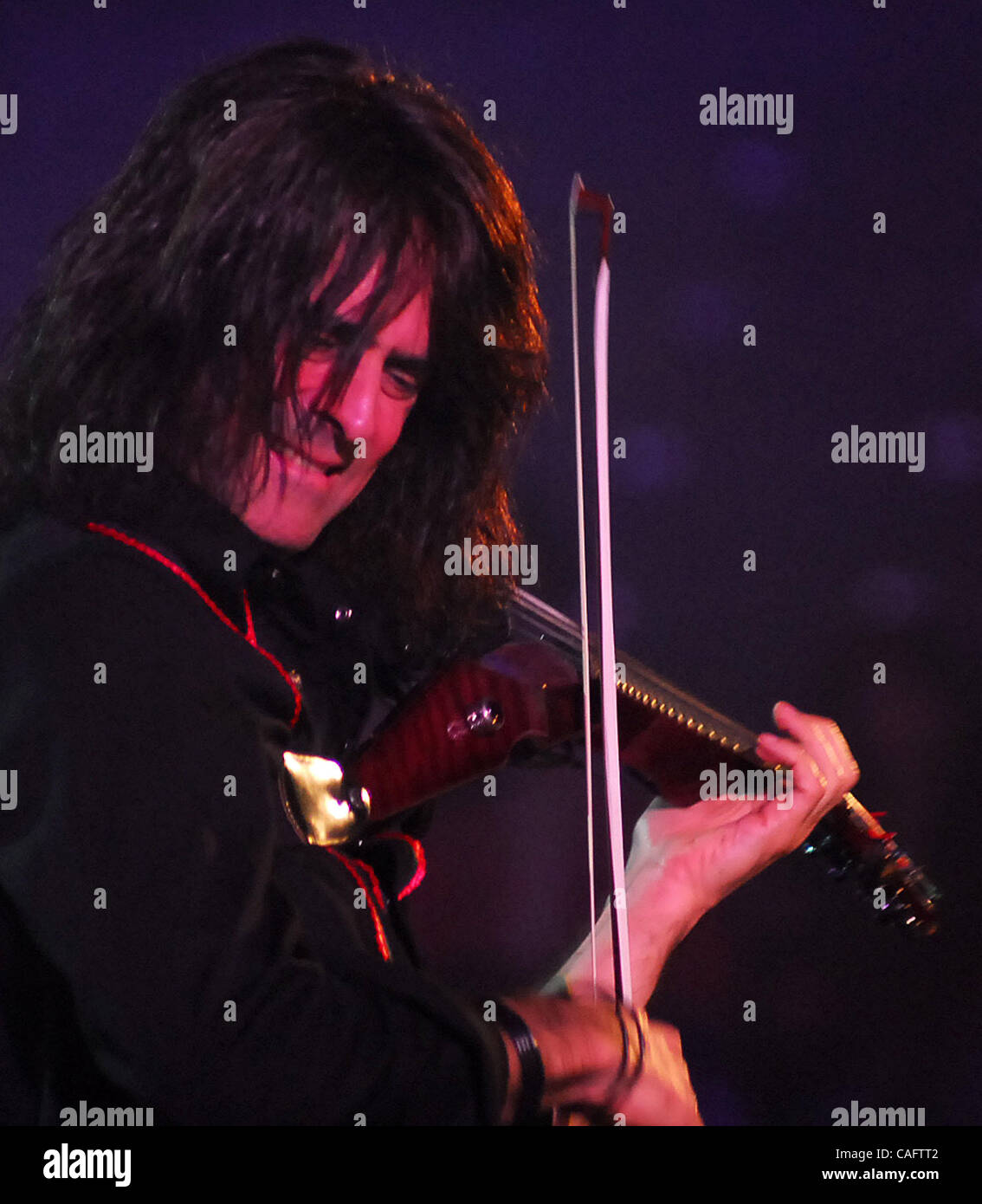 20 févr. 2008 - Cincinnati, Ohio, USA - jouant son violon électrique MARK WOOD violoniste et chef d'orchestre à cordes avec le groupe de rock symphonique Trans-Siberian Orchestra, joue avec le Oak Hills high school student orchestra. (Crédit Image : © Ken Stewart/ZUMA Press) Banque D'Images