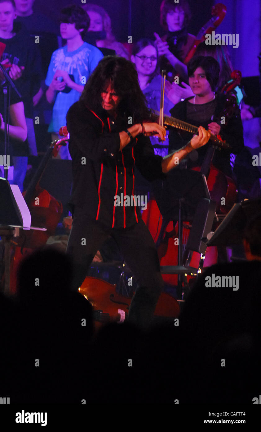 20 févr. 2008 - Cincinnati, Ohio, USA - jouant son violon électrique MARK WOOD violoniste et chef d'orchestre à cordes avec le groupe de rock symphonique Trans-Siberian Orchestra, joue avec le Oak Hills high school student orchestra. (Crédit Image : © Ken Stewart/ZUMA Press) Banque D'Images