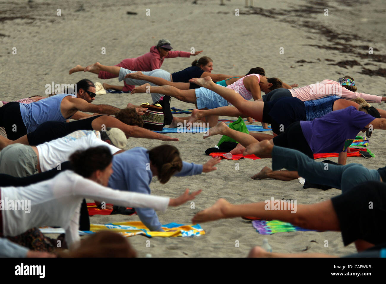 022108 mon yoga 0048993une photo personnel par Bruce R. Bennett/Le Palm Beach Post -- North Palm Beach -- Les participants dans une classe dirigée par Annemarie Phelan (cq, non représenté) pratiquer le yoga sur la plage à John D. MacArthur Beach State Park jeudi matin. L'heure sur la plage, lieu tous les ot Banque D'Images