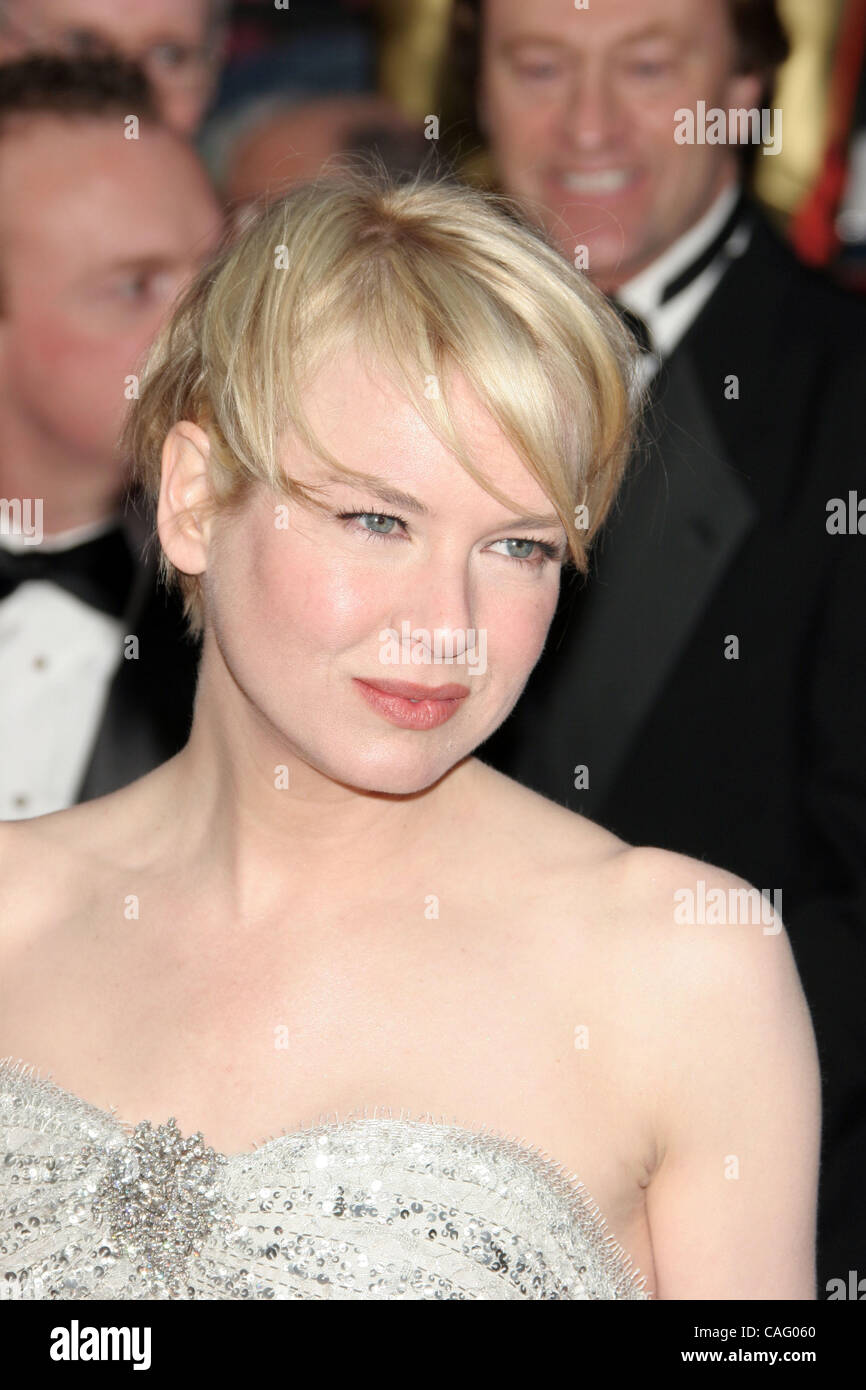 24 févr. 2008 - Hollywood, Californie, USA - Tous les yeux étaient sur  presenter RENEE ZELLWEGER comme elle a travaillé le tapis rouge dans un  superbe coupé à la cuisse, fente sterling