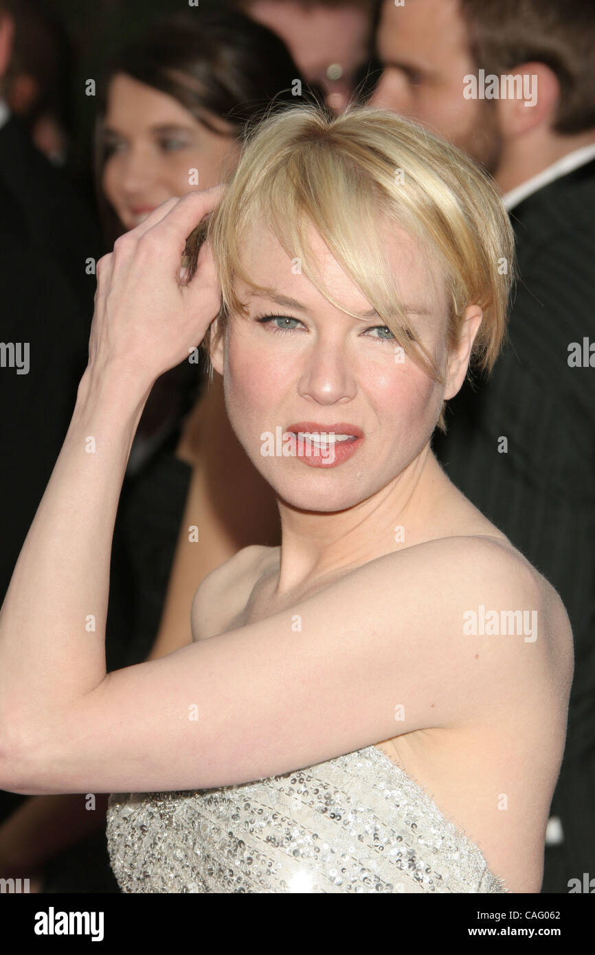 24 févr. 2008 - Hollywood, Californie, USA - Tous les yeux étaient sur  presenter RENEE ZELLWEGER comme elle a travaillé le tapis rouge dans un  superbe coupé à la cuisse, fente sterling