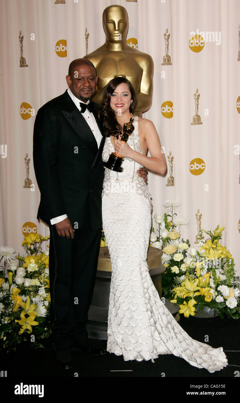 24 févr. 2008 - Hollywood, Californie, USA - Vainqueur de l'interprétation féminine dans un premier rôle pour son rôle de Edith Piaf dans 'La Vie en Rose" - Marion COTILLARD avec Forest Whitaker. (Crédit Image : © Lisa O'Connor/ZUMA Press) Banque D'Images