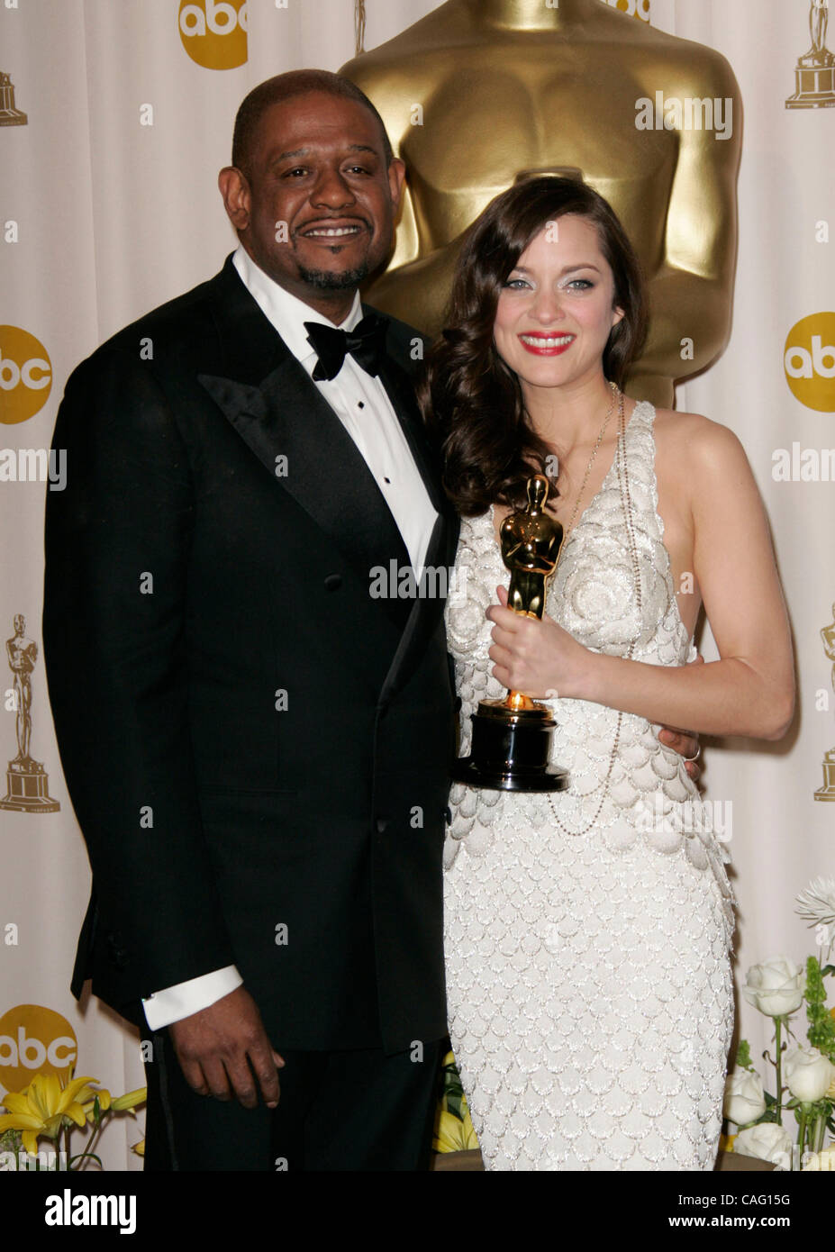 24 févr. 2008 - Hollywood, Californie, USA - Vainqueur de l'interprétation féminine dans un premier rôle pour son rôle de Edith Piaf dans 'La Vie en Rose" - Marion COTILLARD avec Forest Whitaker. (Crédit Image : © Lisa O'Connor/ZUMA Press) Banque D'Images