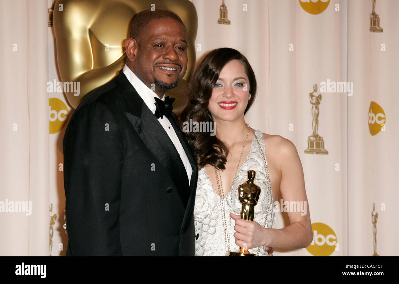 24 févr. 2008 - Hollywood, Californie, USA - Vainqueur de l'interprétation féminine dans un premier rôle pour son rôle de Edith Piaf dans 'La Vie en Rose" - Marion COTILLARD avec Forest Whitaker. (Crédit Image : © Lisa O'Connor/ZUMA Press) Banque D'Images