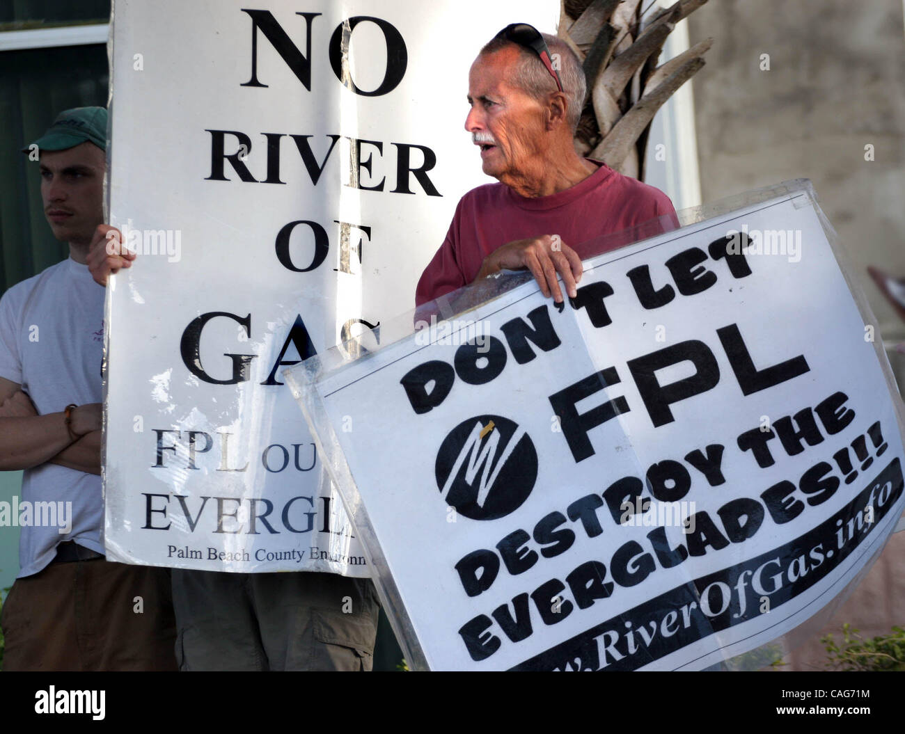 021308-protestl ont rencontré un -0049000---photo par Allen Eyestone/Le Palm Beach Post.. Royal Palm Beach, FL ..Marty Sullivan (droite) de West Palm Beach manifestations devant une idole de la protection de l'environnement Réunion d'information s'est tenue au Royal Palm Beach Centre Culturel. La réunion s'est tenue à Banque D'Images