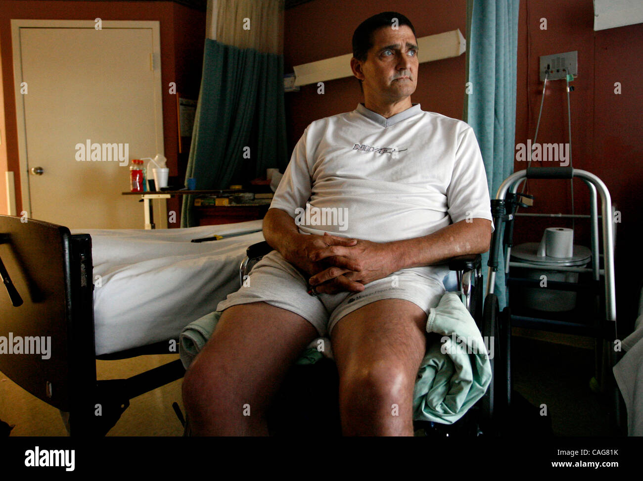 Légende : (02/14/2008 Hudson) (photo1) Steve McCabe, 51 ans, n'a eu qu'une hanche depuis septembre. Sa hanche artificielle a été retiré en raison d'une infection, mais jusqu'à présent son assurance-maladie HMO n'a pas été en mesure de trouver quelqu'un pour mettre un nouveau dans. La perte de sa hanche lui a laissé à un fauteuil roulant et à l'ours vivant C Banque D'Images