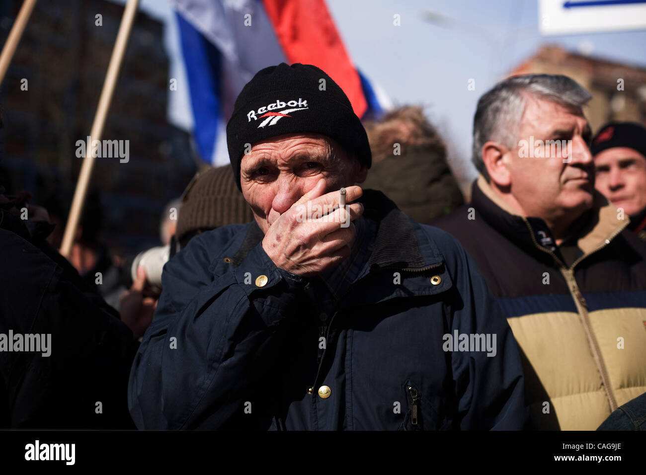 18 févr. 2008 - Mitrovica, Kosovo - un homme serbe pleure à serbes' protester contre l'indépendance du Kosovo et la reconnaissance internationale de la nouvelle nation dans le côté nord de Mitrovica. Les Serbes du Kosovo a déclenché des explosions sporadiques et incendié un poste de contrôle pour symboliser Banque D'Images