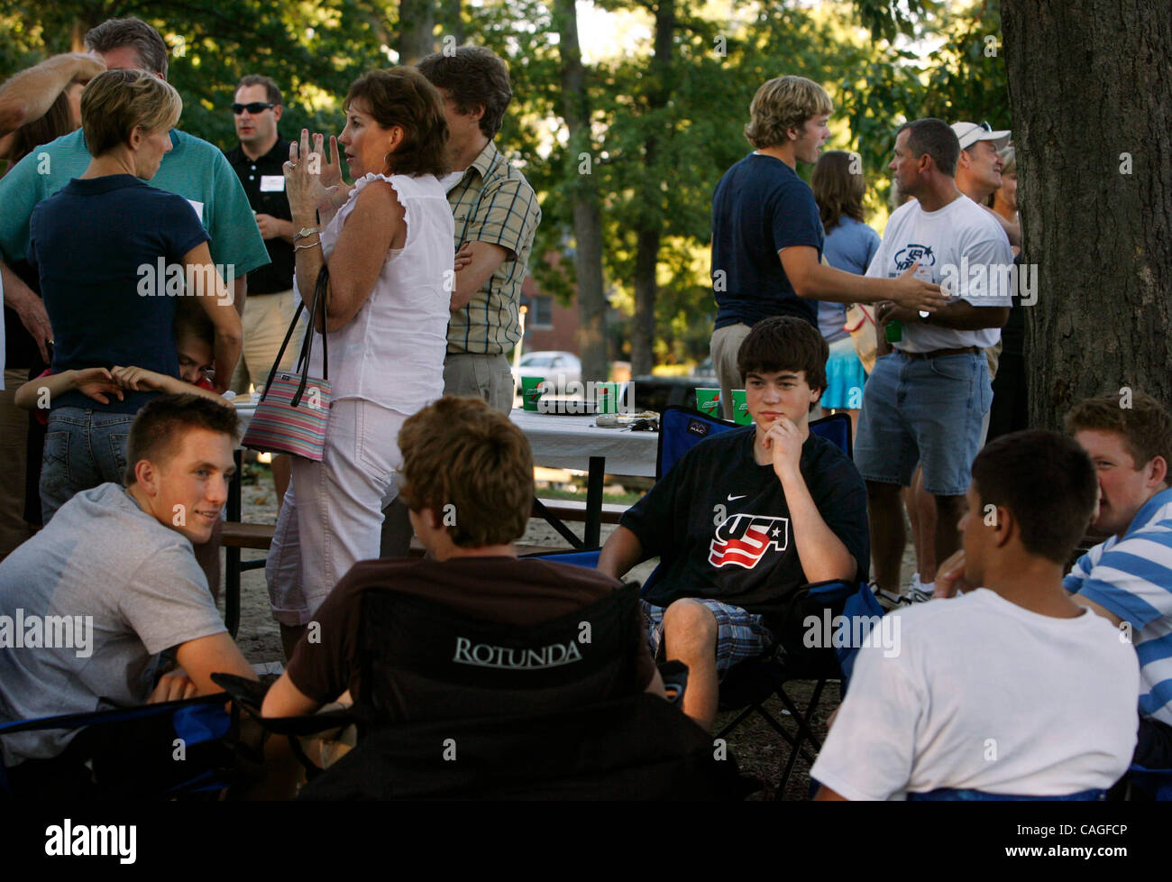 07/02/2008-------Nick Mattson a bavardé avec ses coéquipiers et leur famille à pique-niquer au début de l'année scolaire à Ann Arbor. (Crédit Image : © Minneapolis Star Tribune/ZUMA Press) Banque D'Images