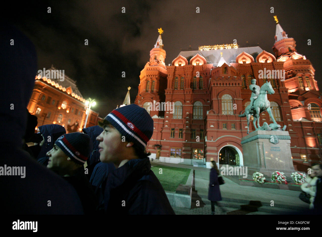 07/02/2008-------Nick Mattson et ses coéquipiers ont visité le marché sur la Place Rouge et le Kremlin autour. (Crédit Image : © Minneapolis Star Tribune/ZUMA Press) Banque D'Images