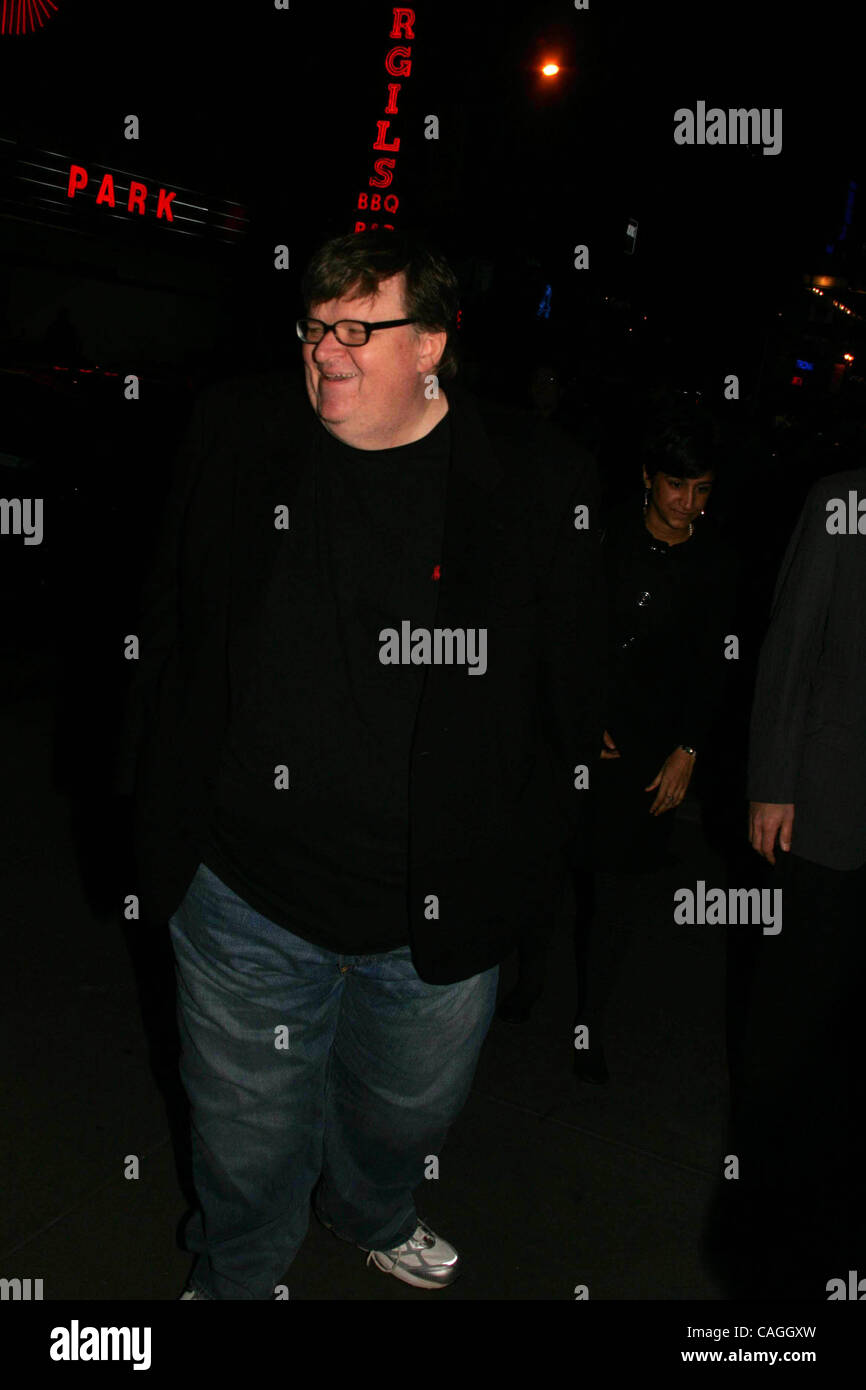 9 février 2008 - New York, New York, États-Unis - ARRIVÉES EN DEHORS DE LA COMPAGNIE DE THÉÂTRE POUR LA WRITER'S GUILD OF AMERICA/EAST AWARDS À NEW YORK New York 02-09-2008. 2008..MICHAEL MOORE.K56305RM(Image Crédit : Â© Rick Mackler/Photos/ZUMAPRESS.com) Globe Banque D'Images