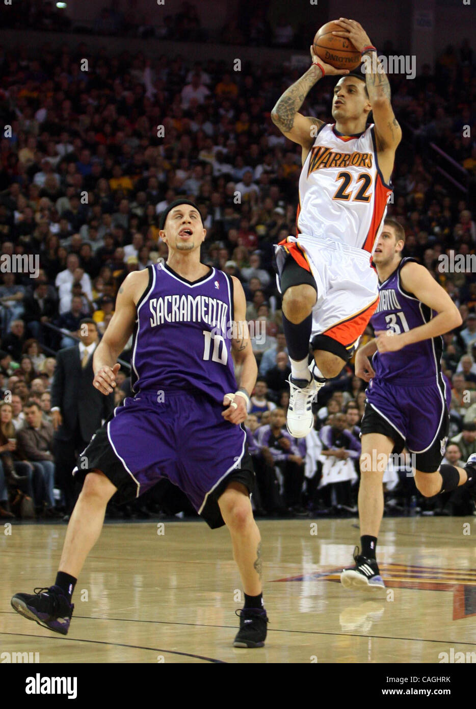 Warriors Matt Barnes vous permet d'un coup de volée que le buzzer retentit et le premier trimestre au cours d'un match contre les Sacramento Kings à l'Oracle Arena du samedi 9 février 2008, à Oakland, Californie vers la gauche est les rois Mike Bibby. (Jane Tyska/l'Oakland Tribune) Banque D'Images