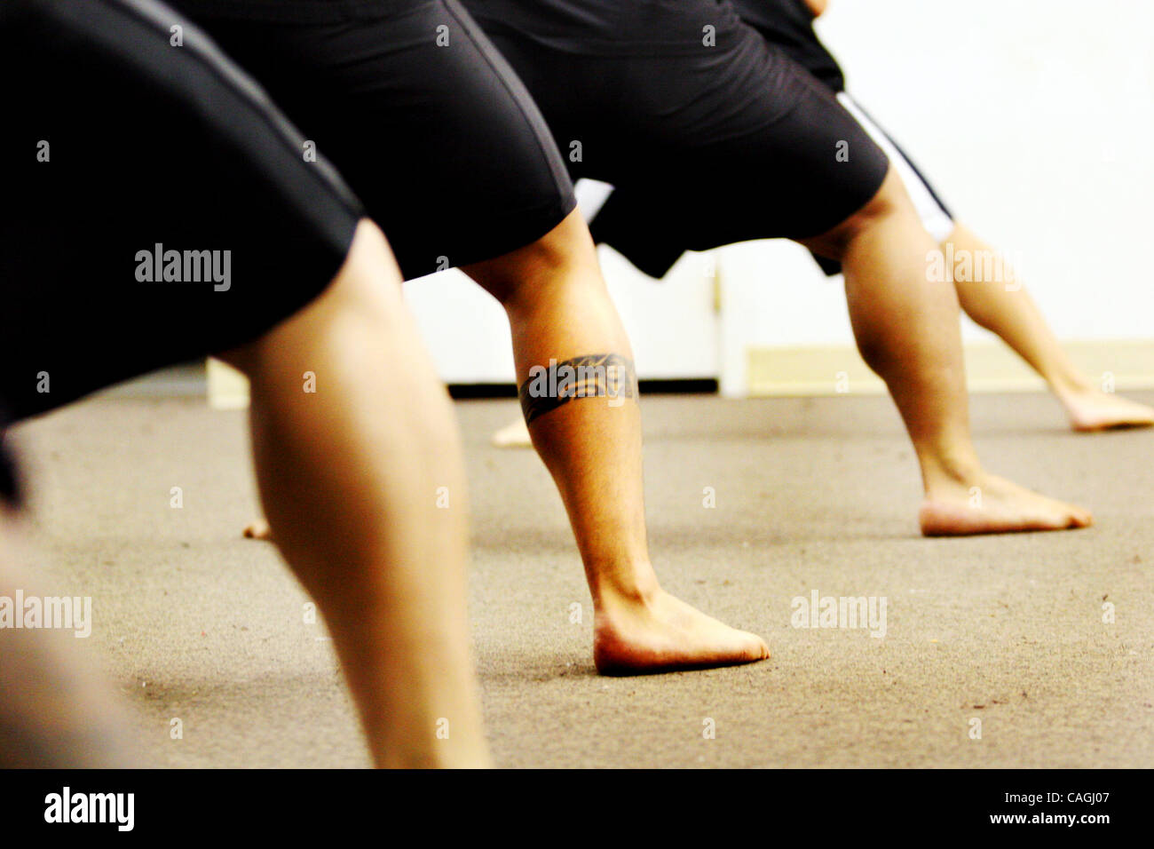 Les membres du groupe de pratique de la danse Hula Kane à l'Académie des Arts en hawaiien Oakland, en Californie, le vendredi 8 février 2008. Le groupe s'affronteront ce samedi 16 février au Centennial Hall à Hayward. (Ray Chavez/l'Oakland Tribune) Banque D'Images