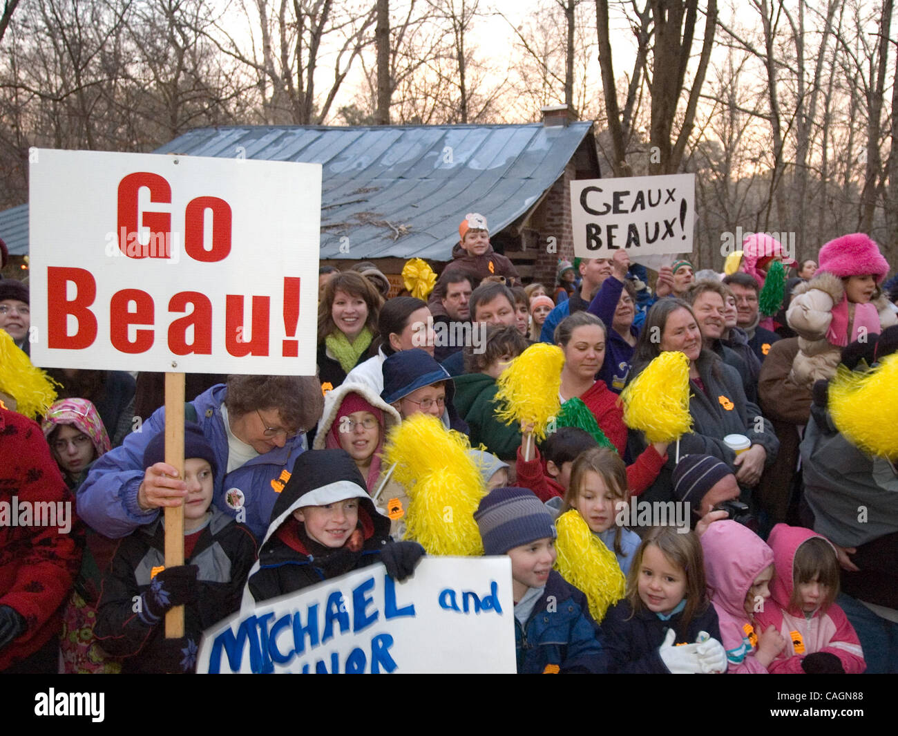 Feb 02, 2008 - Lilburn, Géorgie, USA - Plus de 250 personnes attendent dans le noir pour le général Beauregard Lee, la Géorgie, la prévision météo, la marmotte à sortir de son "style plantation' accueil à Lilburn, Géorgie le Samedi, 2 février 2008. À 7 h 58, le Général Lee est apparu sans voir son ombre. (Cr Banque D'Images