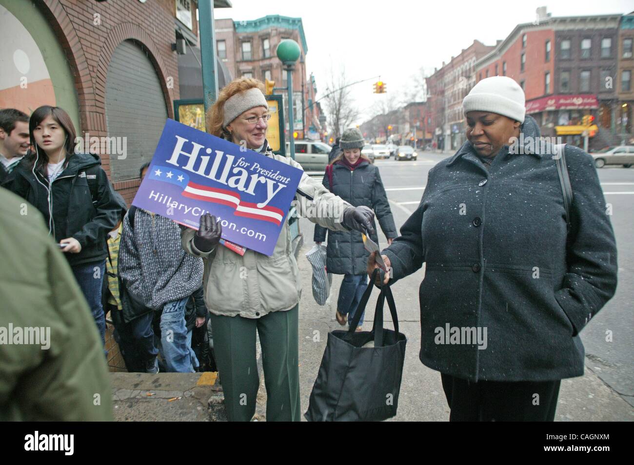 3 février 2008 - New York, New York, États-Unis - PO# 388 U.F.T. Président et membres du conseil de ville U.F.T inscrivez-vous membre Bill De Blasio distribuant des documents à l'appui d'Hillary Clinton à Brooklyn N.Y. une personne tenue de pro Obama affiche sur le coin opposé - 2008 2-4-08 .K56219B Ltée(Image Crédit : Â© Bruc Banque D'Images