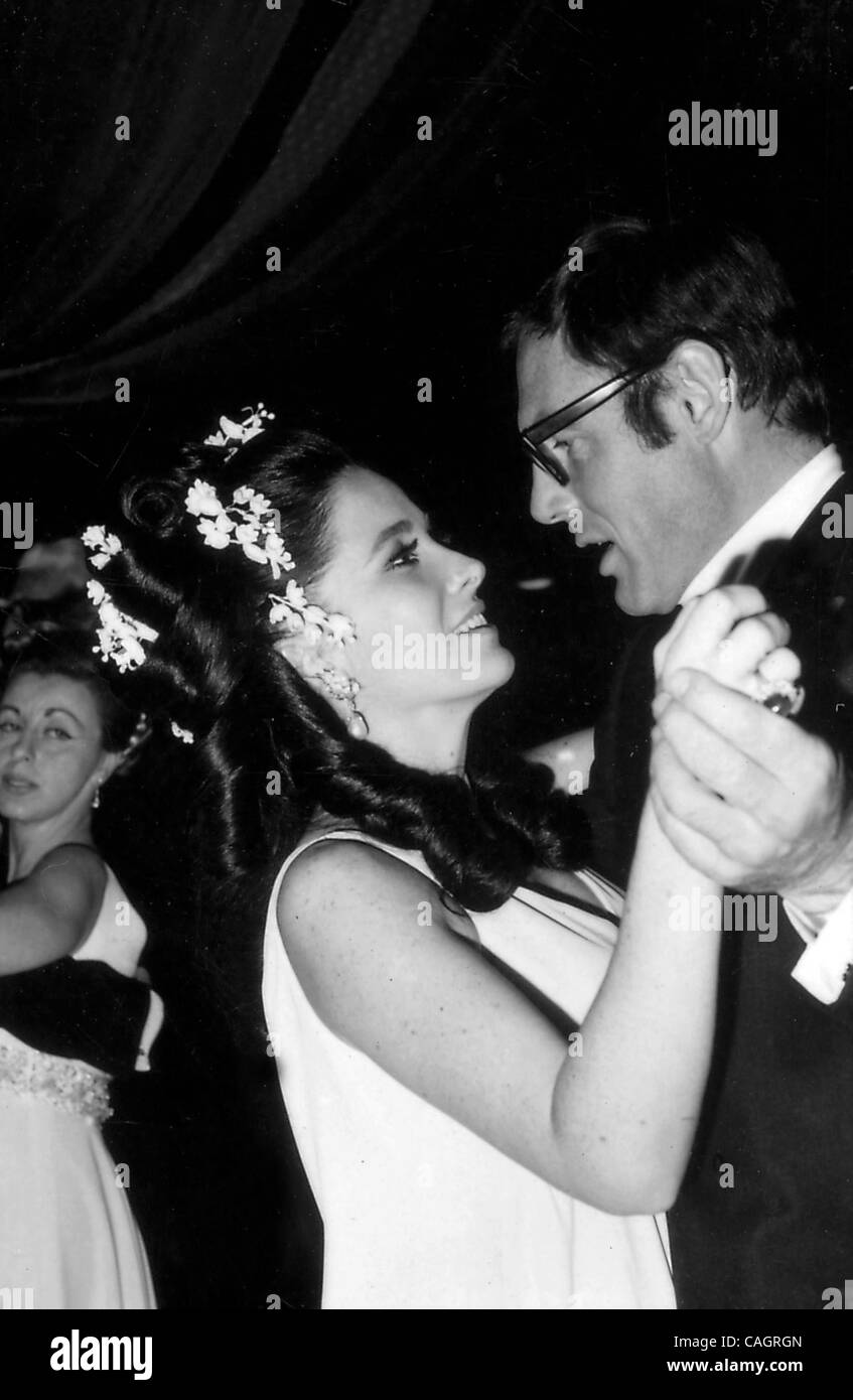 4 février 2008 - Hollywood, Californie, États-Unis - #  5362.ADAM WEST AVEC LINDA CRISTAL.'' '' DOLITTLE 1967.(Image Crédit : Â© Phil Roach/Photos/ZUMAPRESS.com) Globe Banque D'Images