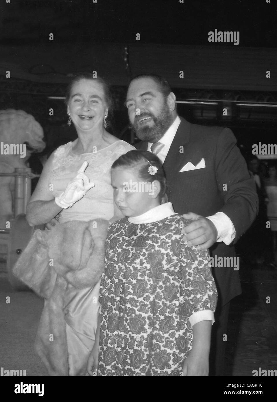 4 février 2008 - Hollywood, Californie, États-Unis - #  5172.Sébastien Cabot AVEC ÉPOUSE KAY ET ANNETTE FILLE CABOT.JUNGLE BOOK PREMIERE AT GRAUMAN'S CHINESE THEATRE DE LOS ANGELES 10-18-1976.(Image Crédit : Â© Phil Roach/Photos/ZUMAPRESS.com) Globe Banque D'Images