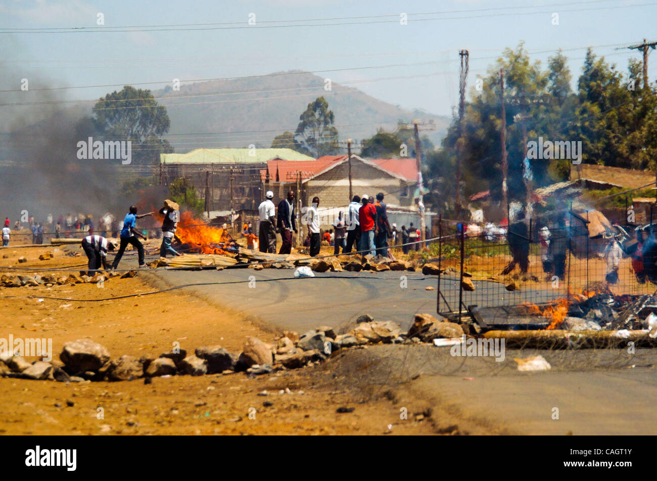 Feb 04, 2008 - Nairobi, Kenya - comme des coups de roches de la ville de Nakuru, étaient de 25 personnes ont été tuées Samedi, dans le cadre de la période post-électorale de la violence ethnique, la poussière semble s'installer dans la région la plus durement touchée, le bidonville de Kibera à Nairobi. Bien que la région est tendue, avec des barrages routiers dans tout le domaine et Banque D'Images