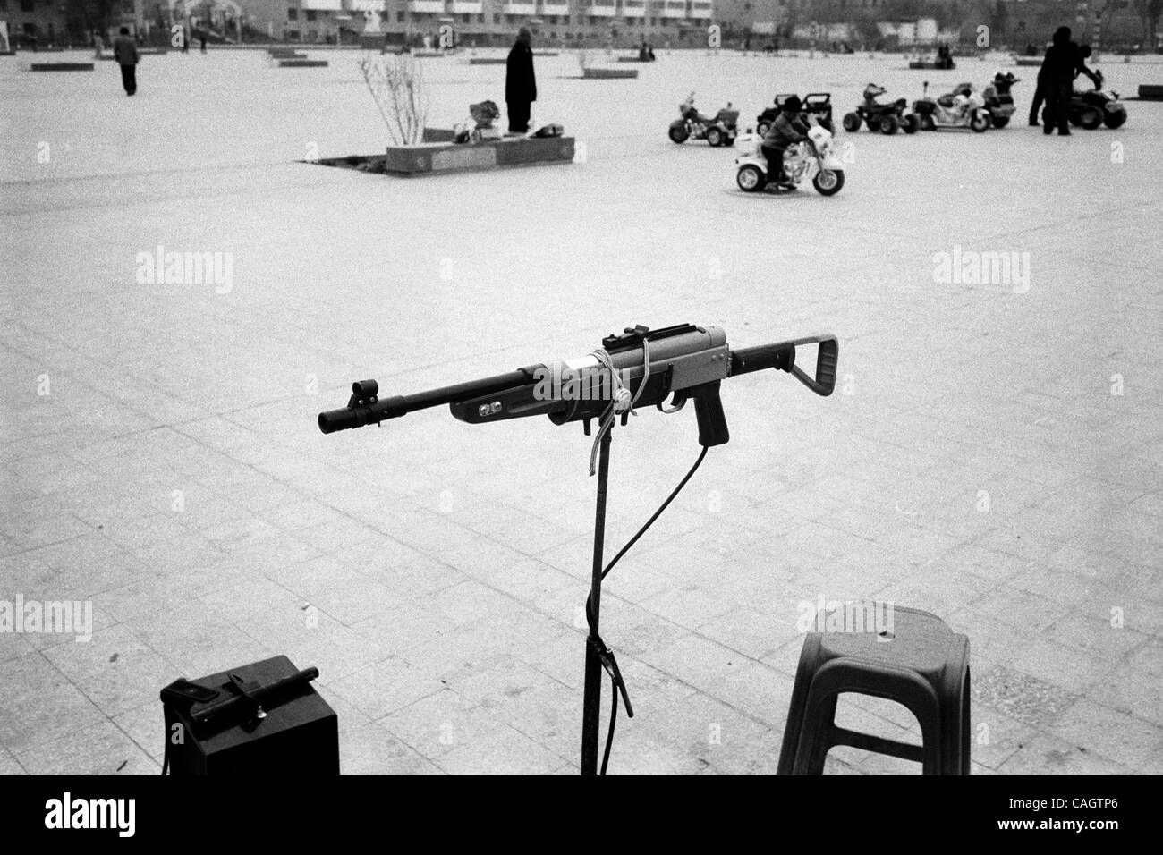 Feb 05, 2008 - Chine - un pistolet jouet utilisé dans un ballon popping game si la chose la plus proche d'une arme que la plupart des Chinois. Les armes à feu sont très limités dans l'ensemble de la Chine mais surtout au Tibet et au Xinjiang. Les attaquants Kashgar auraient tenté d'utiliser armes artisanales qu'un dysfonctionnement. Lorsque la police Banque D'Images