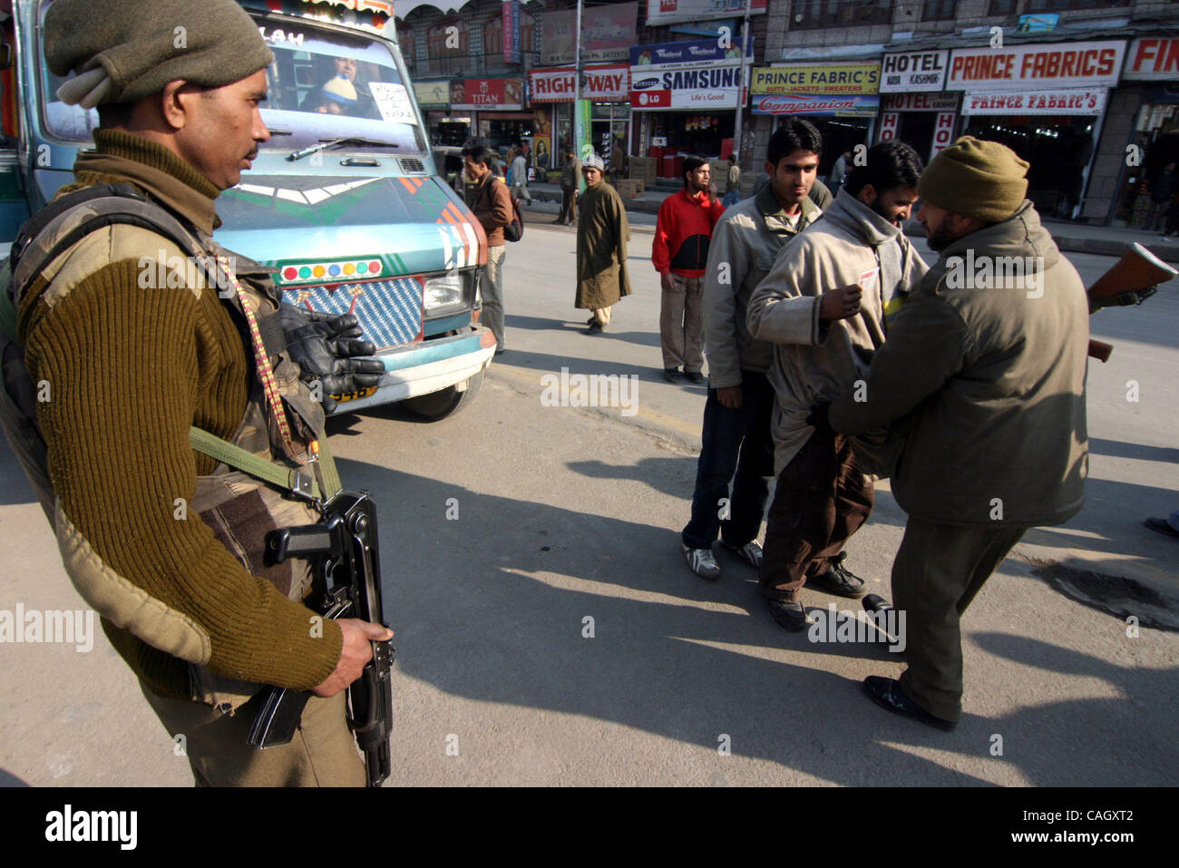 Vues des arrangements de sécurité comme les gens à vérifier,vehciles passager été fouillé soldats paramilitaires veillée tenue à Srinagar Inde, mercredi, le 25 janvier 2008, la sécurité a été renforcé dans le Jammu-et-Cachemire en avant de la Journée de la République le 26 janvier. PHOTO/ALTAF ZARGAR Banque D'Images