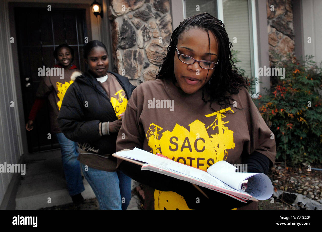 LEDE - Luther Burbank les élèves du secondaire, de gauche, Erma Murphy (CQ), 14, Jasmine Jackson (CQ), 14 ans, et ancien étudiant Lisa Sydnor (CQ), 19, de frapper aux portes dans le quartier de Florin pour encourager les électeurs inscrits au vote, le 26 janvier 2008. Sacramento Bee / Florence Low Banque D'Images