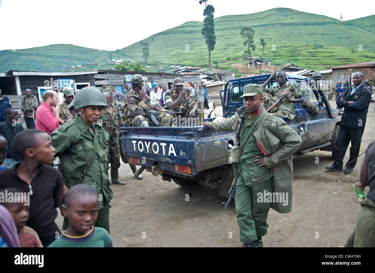 Les troupes du gouvernement congolais avec les soldats rwandais du CNDP et bouge à Mushake, République démocratique du Congo Banque D'Images