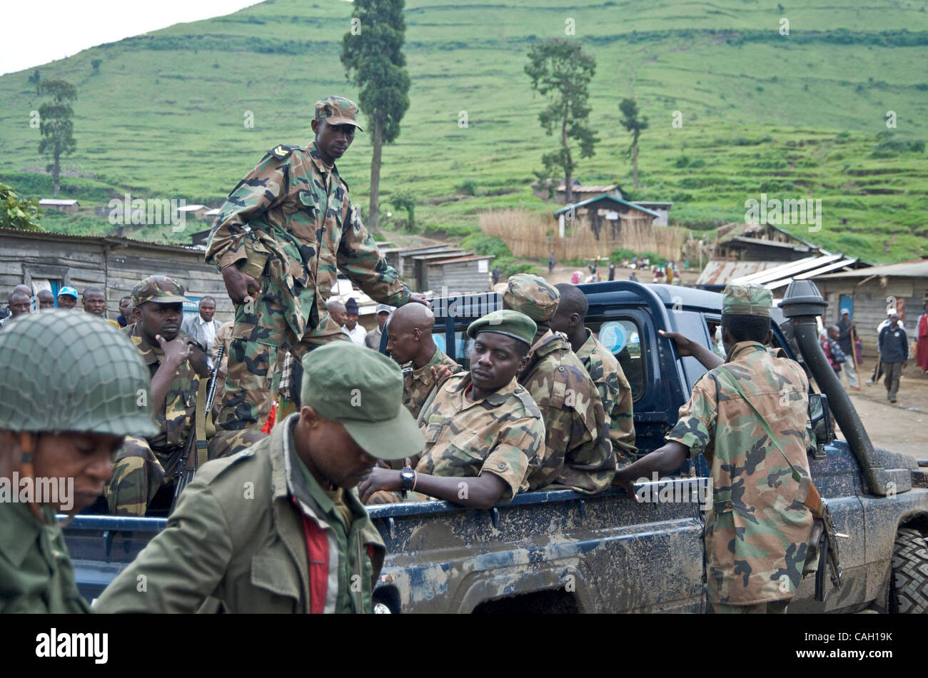 Les troupes du gouvernement congolais avec les soldats rwandais du CNDP et bouge à Mushake, République démocratique du Congo Banque D'Images