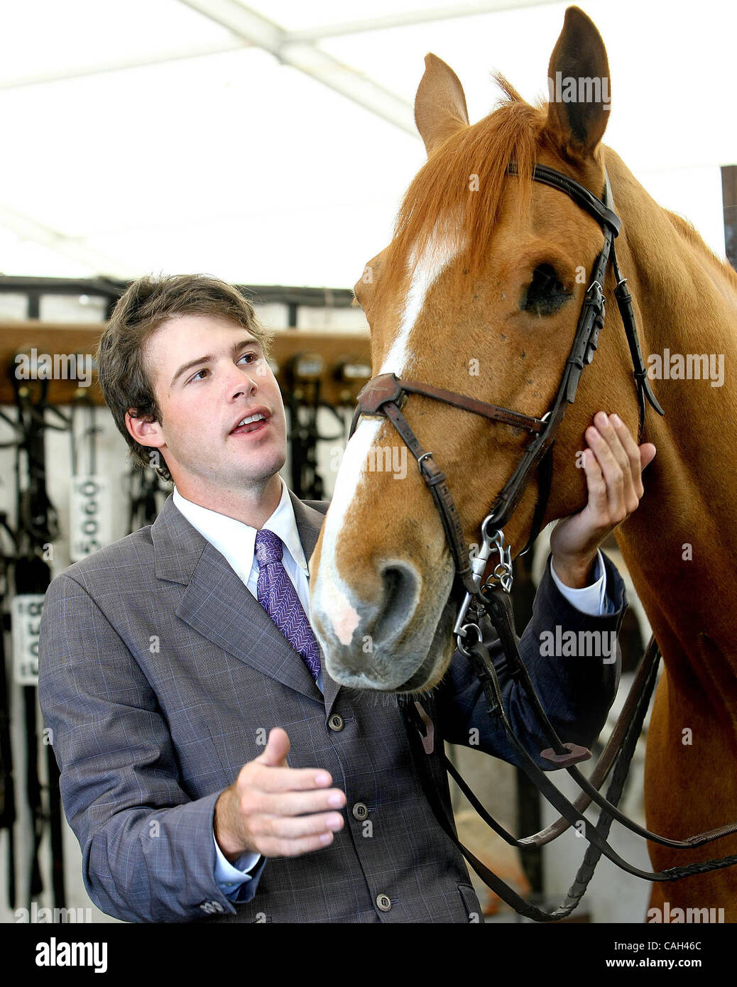 013008 w rencontré horse (1) Personnel photo de Bill Ingram/ Le PBPost AVEC UNE HISTOIRE Par 0048330K. Wolfe -- WELLINGTON - Hardin serviette, 20, à partir de la ferme enfin à Camden, en Caroline du Sud avec 11 ans Iago du Quesnoy, un pain français cheval Cavalier mercredi à Wellington. Iago a perdu son œil gauche après s Banque D'Images