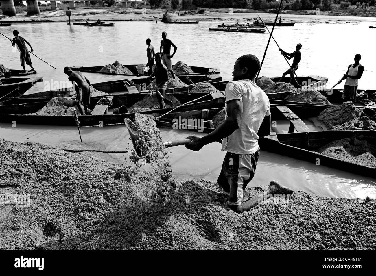 2 janvier 2011 - Kano, Kano, Nigéria - paralysés par la polio, MUSA ASA, environ 18 ans, à genoux pour soutenir les travaux de dragage de sable de la rivière Tamburawa. Asa donne environ quarante sous par jour, il a travaillé le long de la rivière pour quatre ans. (Crédit Image : © Mary F. Calvert/zReportage.c Banque D'Images