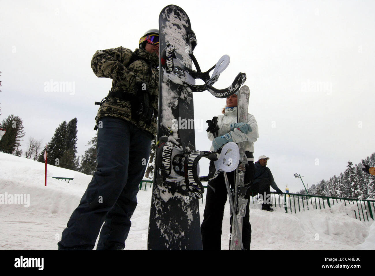 L'équipement de ski skieur realiser dans la célèbre station de colline de Gulmarg, à 50 kilomètres de Srinagar, capitale d'été du Cachemire indien sur 16/1/2008 Les préparatifs ont commencé pour l'inauguration des Jeux d'hiver, qui vont commencer à partir de gebruary 18 dans la vallée de Gulmarg Banque D'Images