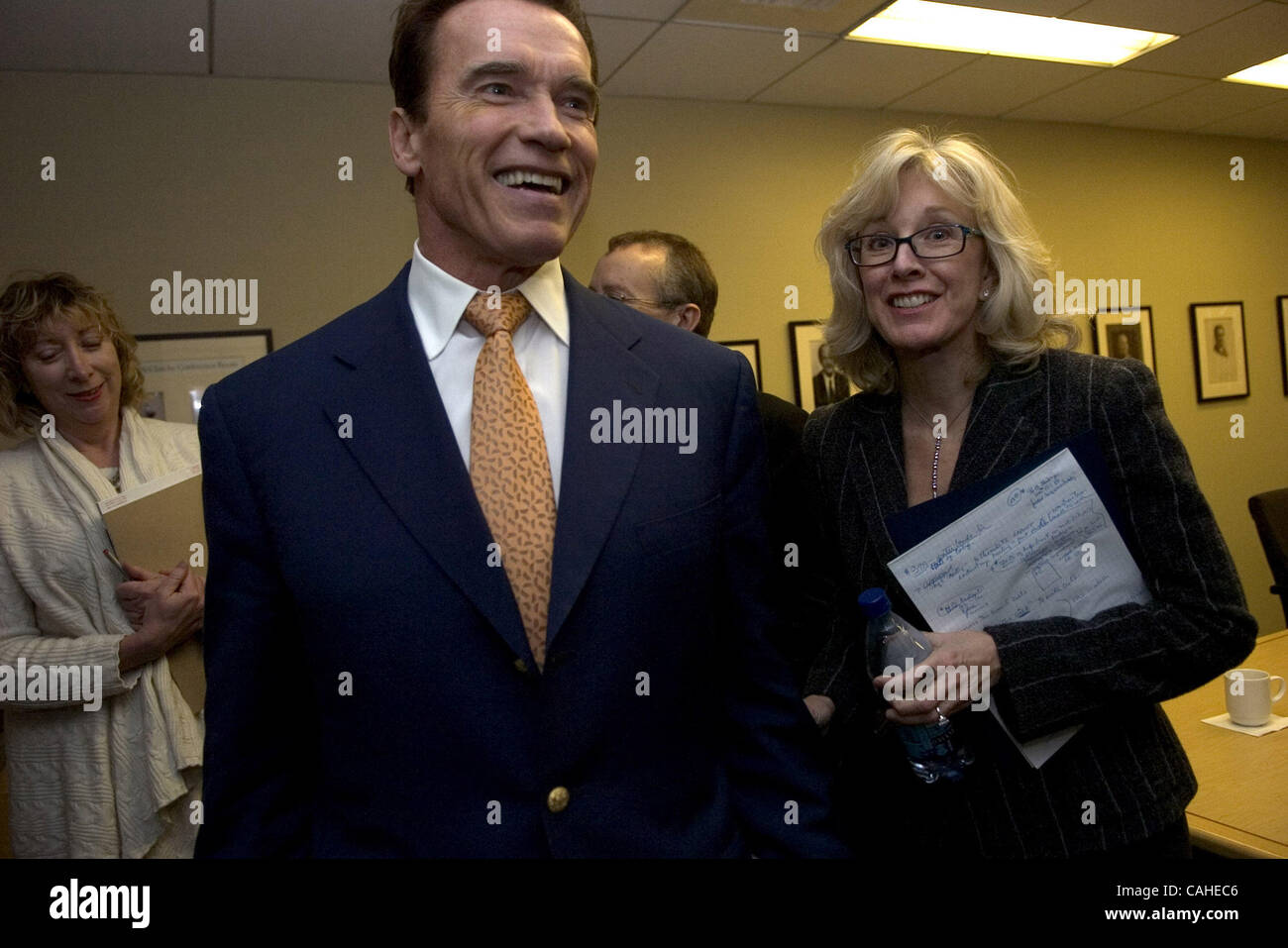 Le gouverneur Arnold Schwarzenegger, à gauche, et Janis Heaphy, droit, président et éditeur de la Sacramento Bee la sortie d'une réunion du conseil de rédaction à la Sacramento Bee le mercredi 16 janvier 2008. Renée C. Byer/ Hauts le Sacramento Bee, photo-rbyer@sacbee.com Banque D'Images