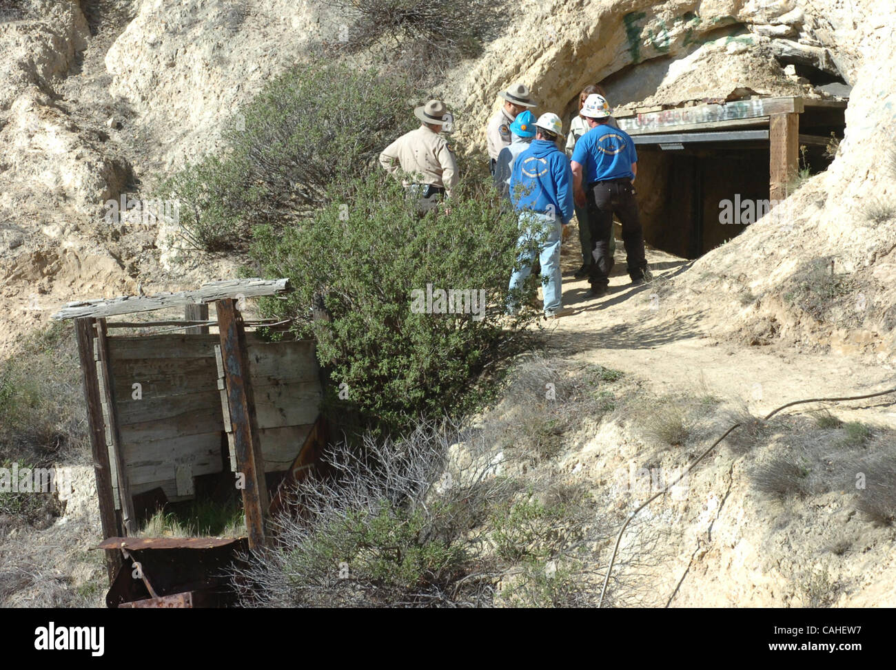 Les travailleurs de la construction et les membres du California Department of Parks and Recreation stand à l'entrée de la mine abandonnée dans le sable de Tesla Carnegie des véhicules de l'état Zone de loisirs, à 12 miles au sud-est de Livermore, le mercredi 16 janvier 2008. Le California Department of Conservation. Banque D'Images