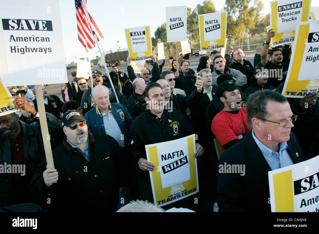5 décembre 2007, San Diego, Californie, USA. Les membres des Teamsters rallye avec leur président général Jim Hoffa mercredi à la frontière de Otay Mesa à San Diego, Californie. Ils protestaient contre l'administration Bush's programme pilote qui ouvre la frontière à longue distance des camions mexicains.  Manda Banque D'Images
