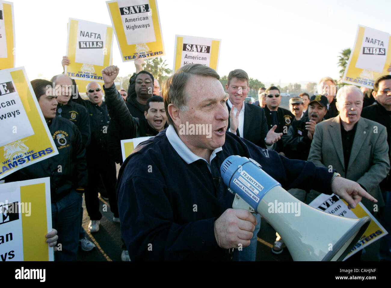 5 décembre 2007, San Diego, Californie, USA. Les membres des Teamsters rallye avec leur président général Jim Hoffa mercredi à la frontière de Otay Mesa à San Diego, Californie. Ils protestaient contre l'administration Bush's programme pilote qui ouvre la frontière à longue distance des camions mexicains.  Manda Banque D'Images
