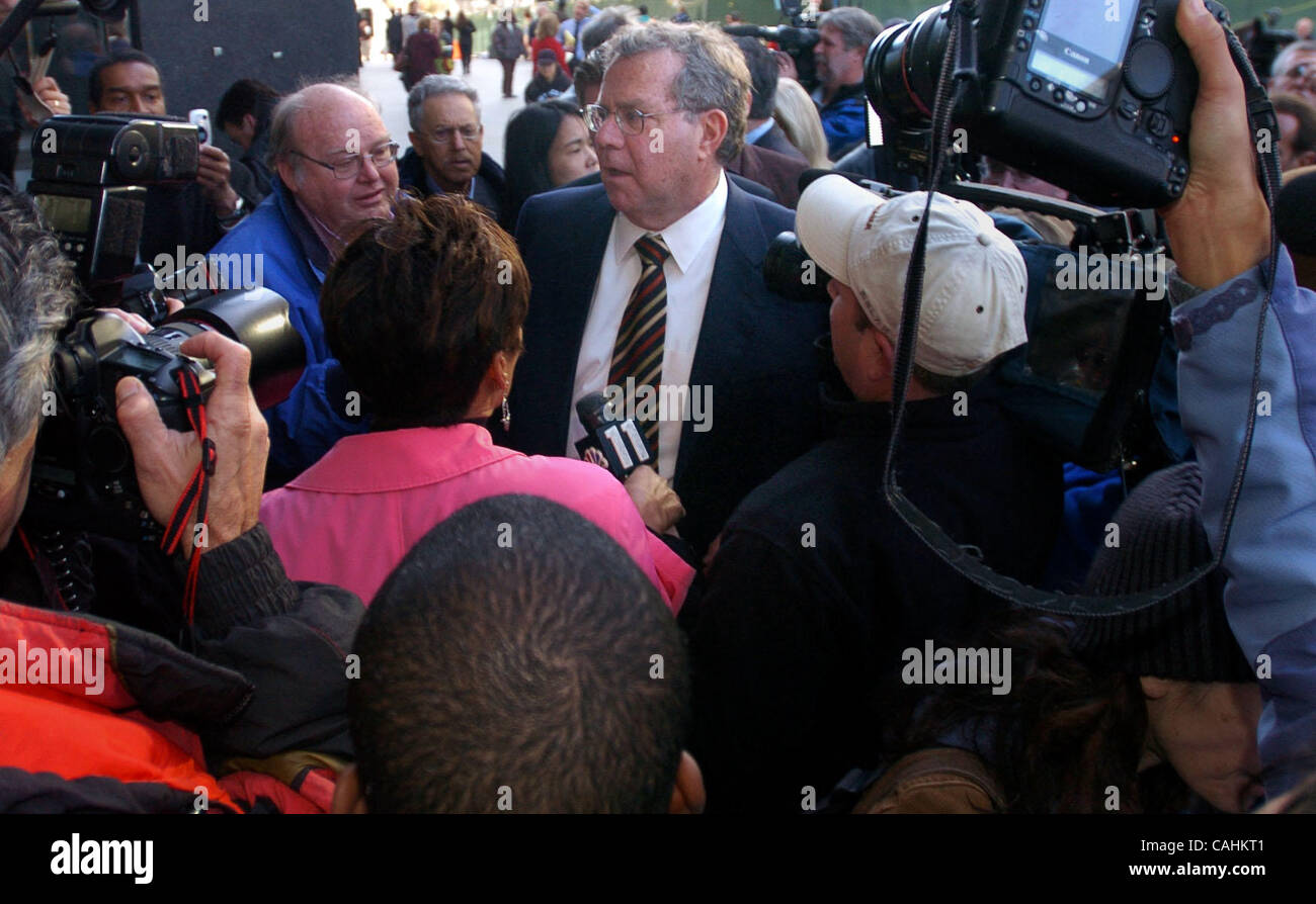Allen, l'un des rubis des procureurs", parle de Barry Bonds hors de l'édifice fédéral sur des accusations de parjure le vendredi 7 décembre 2007, à San Francisco, Californie (Gregory Urquiaga/Contra Costa Times/ZUMA Press) Banque D'Images