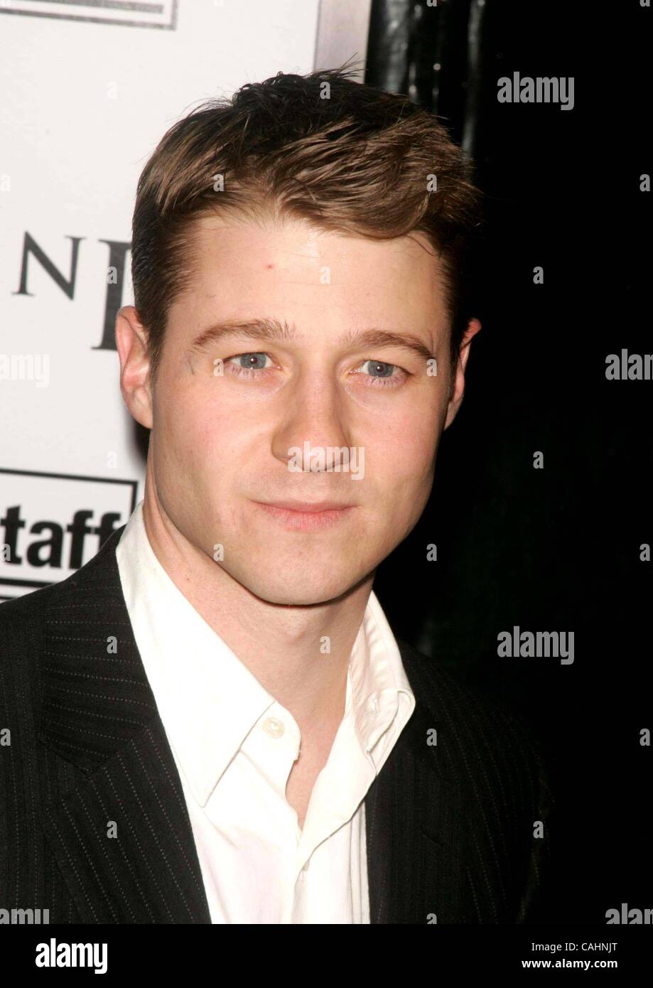 Le 11 décembre 2007 - New York, New York, États-Unis - JE SUIS UNE LÉGENDE EN PREMIÈRE MONDIALE AU THÉÂTRE MU WA.Madison Square Garden 12-11-2007. 2007.BEN McKENZIE.K55838RM(Image Crédit : Â© Rick Mackler/Photos/ZUMAPRESS.com) Globe Banque D'Images